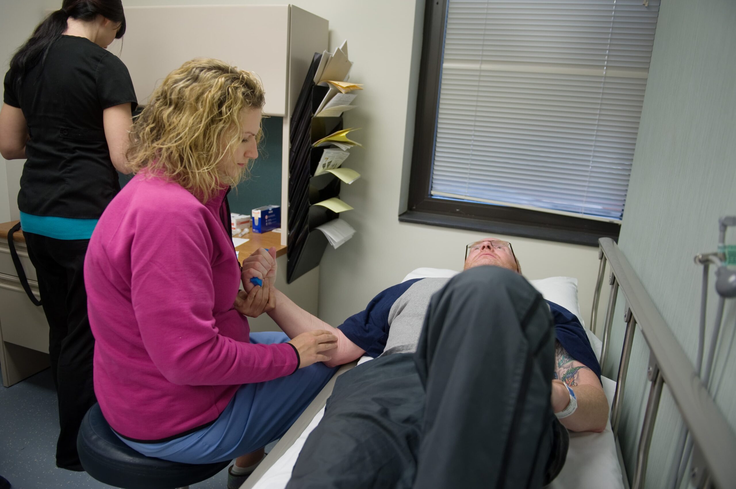 Ол оны жұлқылайды, ол оны жұлдырады, порно